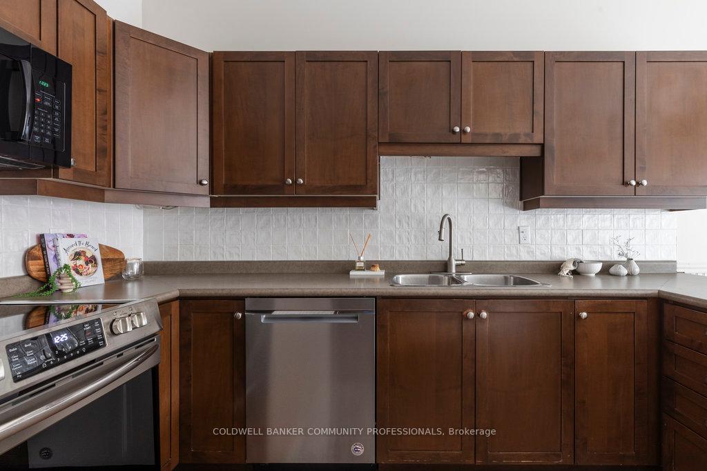 2 Bedrooms Condo at 130 Southbrook, Hamilton For sale