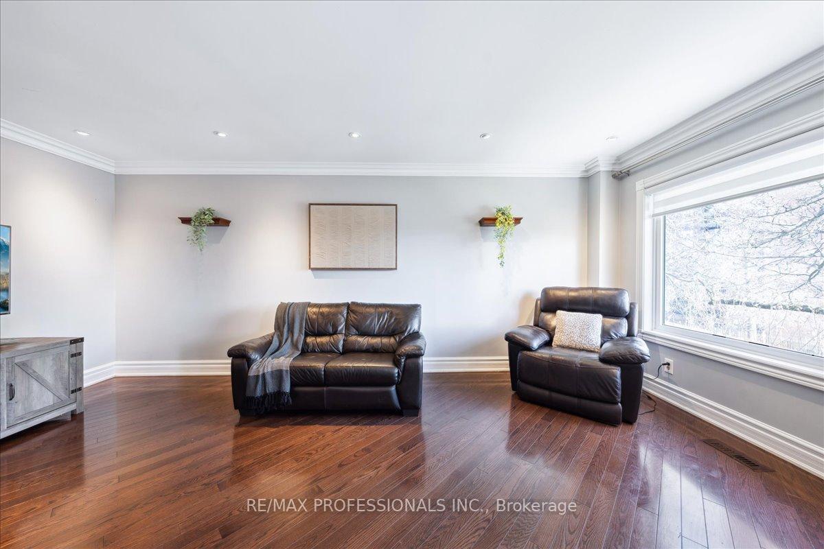 3 Bedrooms Condo at 600 Silver Creek,  Mississauga For sale