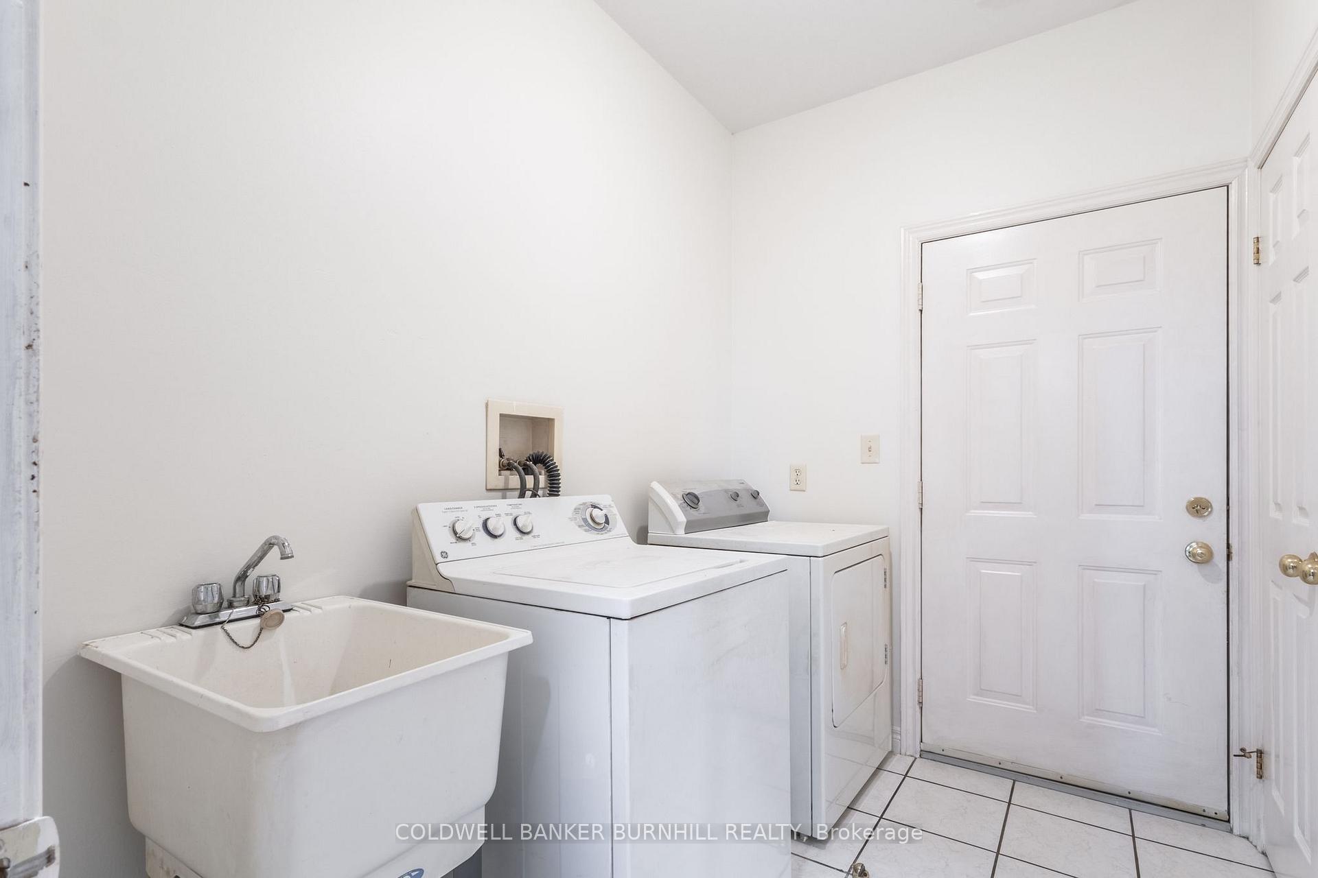 2 Bedrooms Condo at 56 Northern Breeze, Hamilton For sale