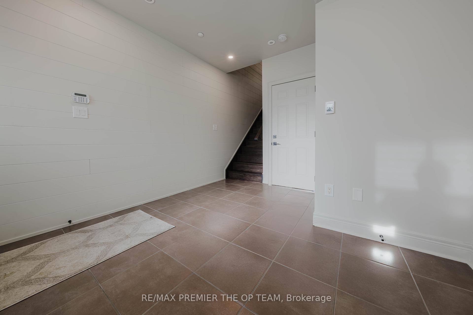 3 Bedrooms Condo at 8347 Kipling, Vaughan For sale