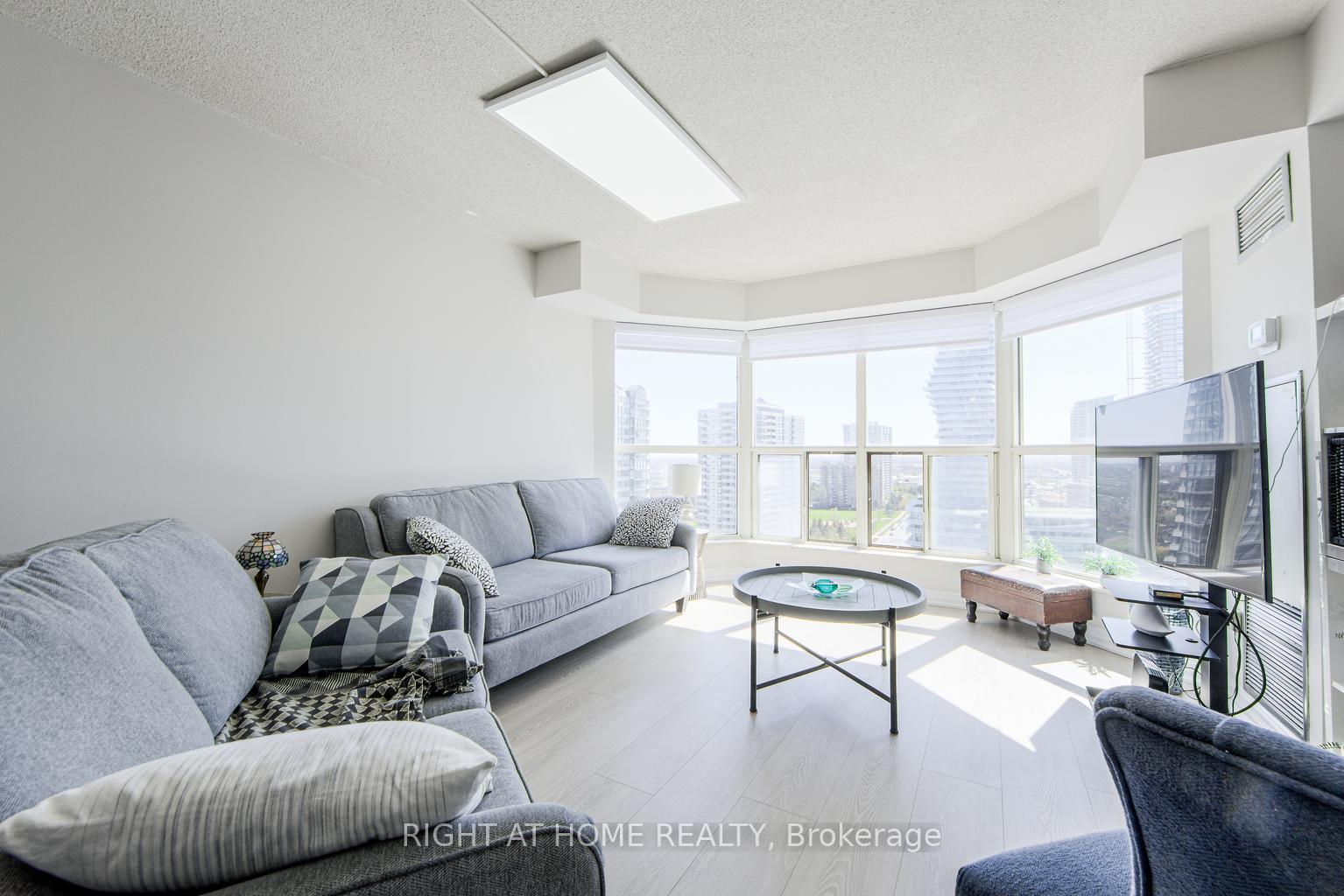 2 Bedrooms Condo at 335 Webb, Mississauga For sale