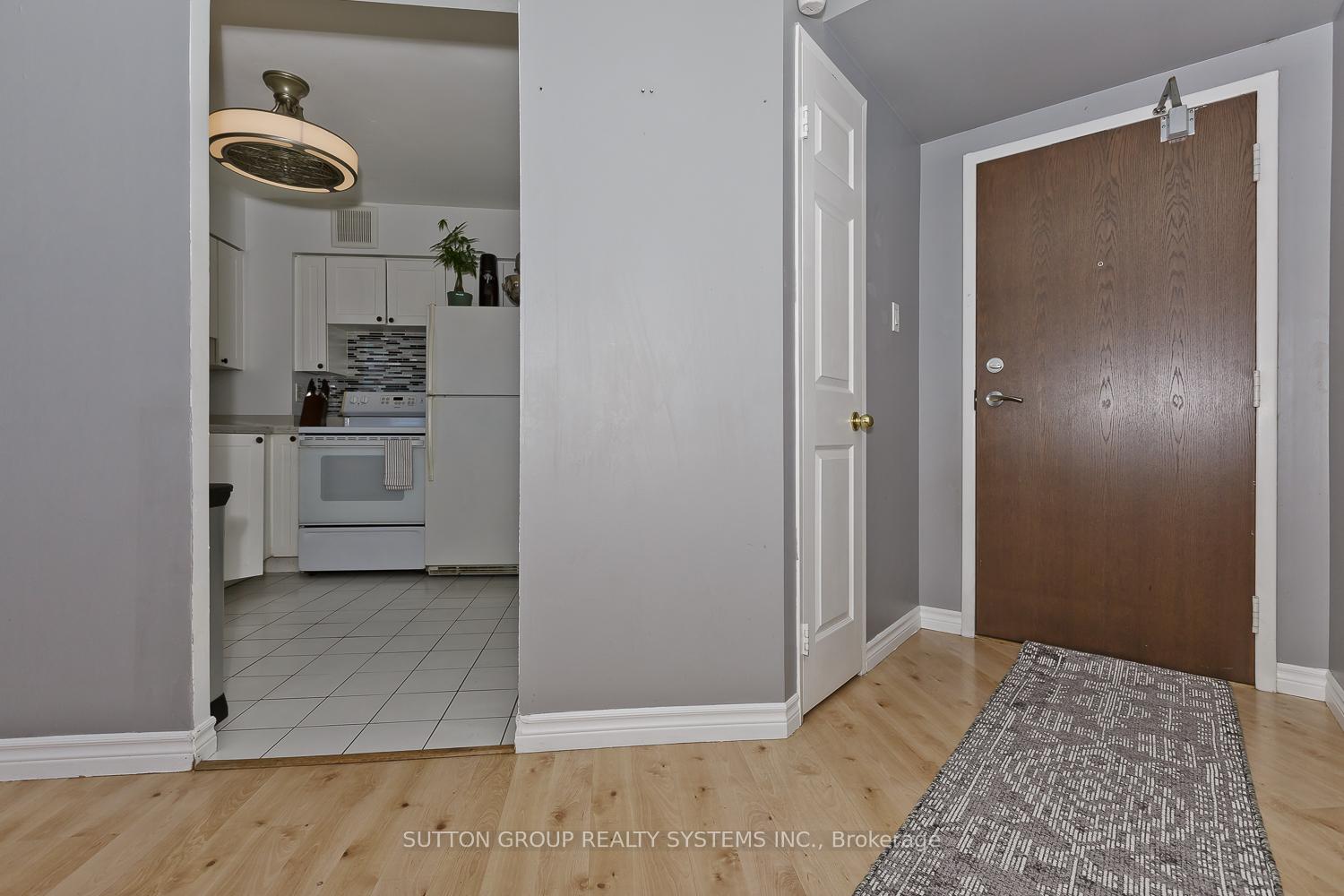 3 Bedrooms Condo at 50 Kingsbridge Garden, Mississauga For sale