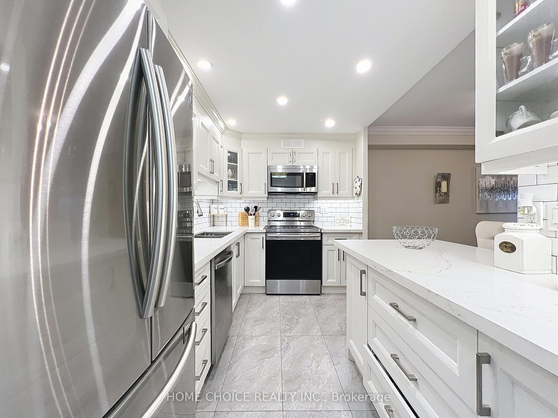 3 Bedrooms Condo at 15 La Rose, Toronto For sale