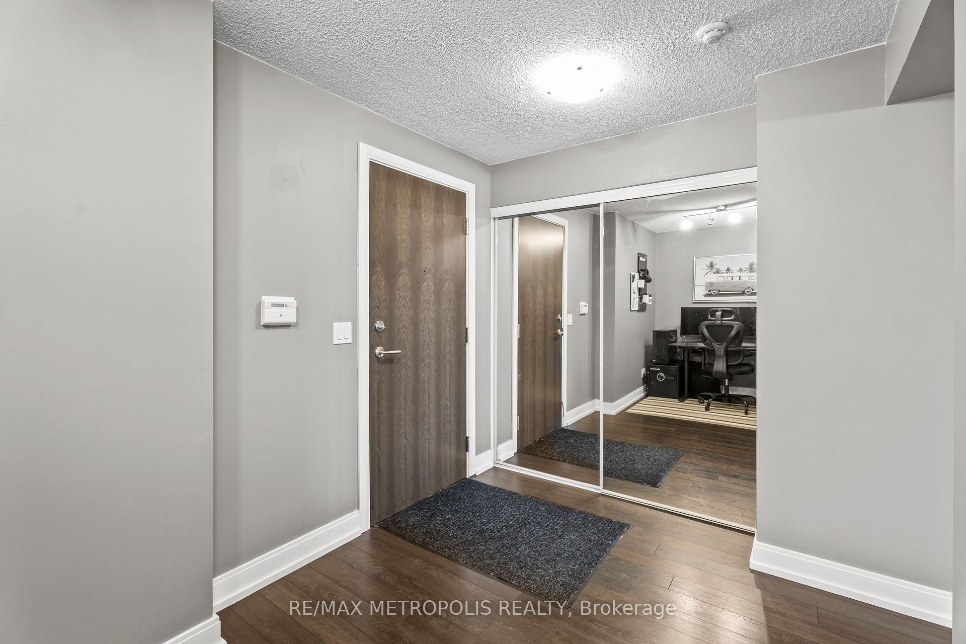 1 Bedroom Condo at 135 Village Green, Toronto For sale