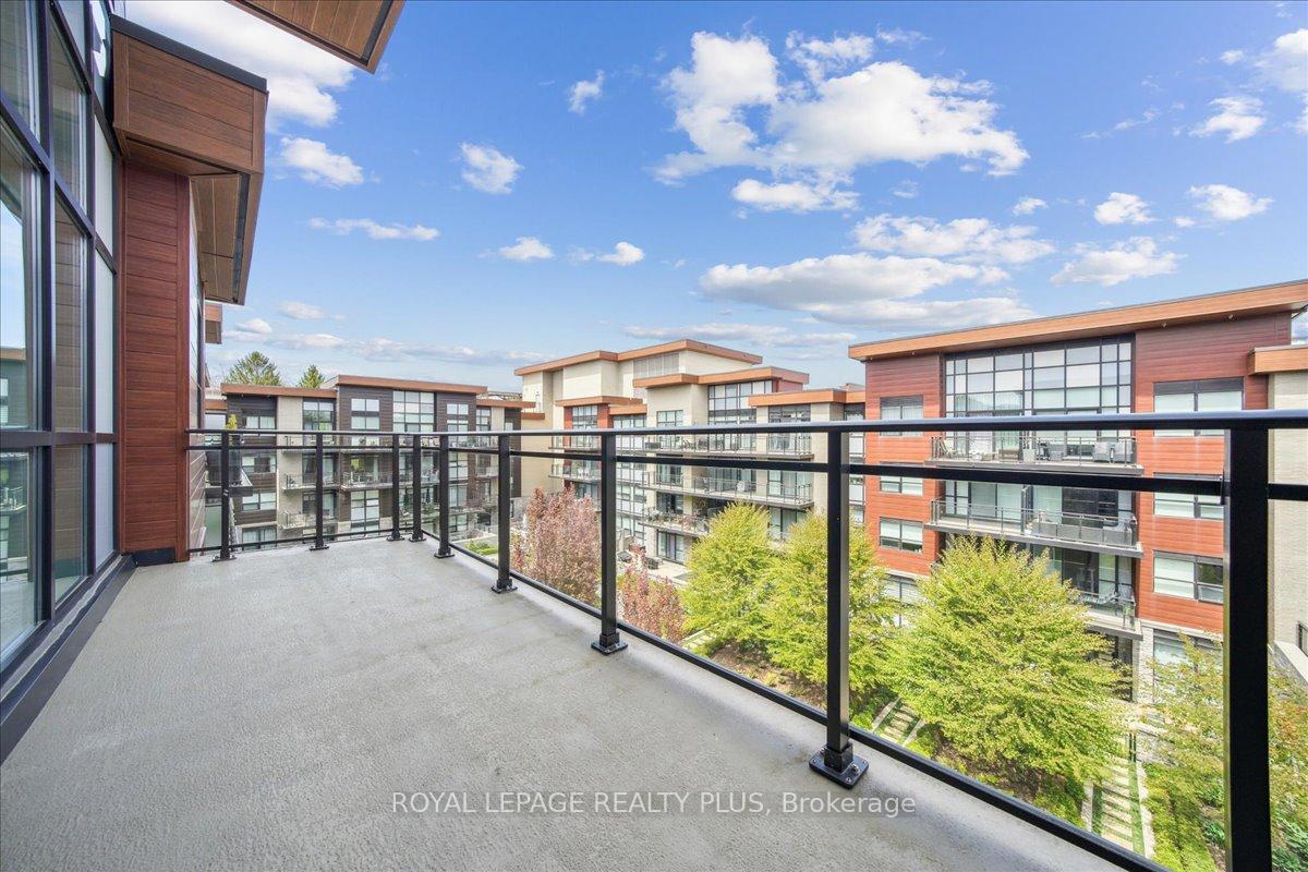 3 Bedrooms Condo at 1575 Lakeshore, Mississauga For sale