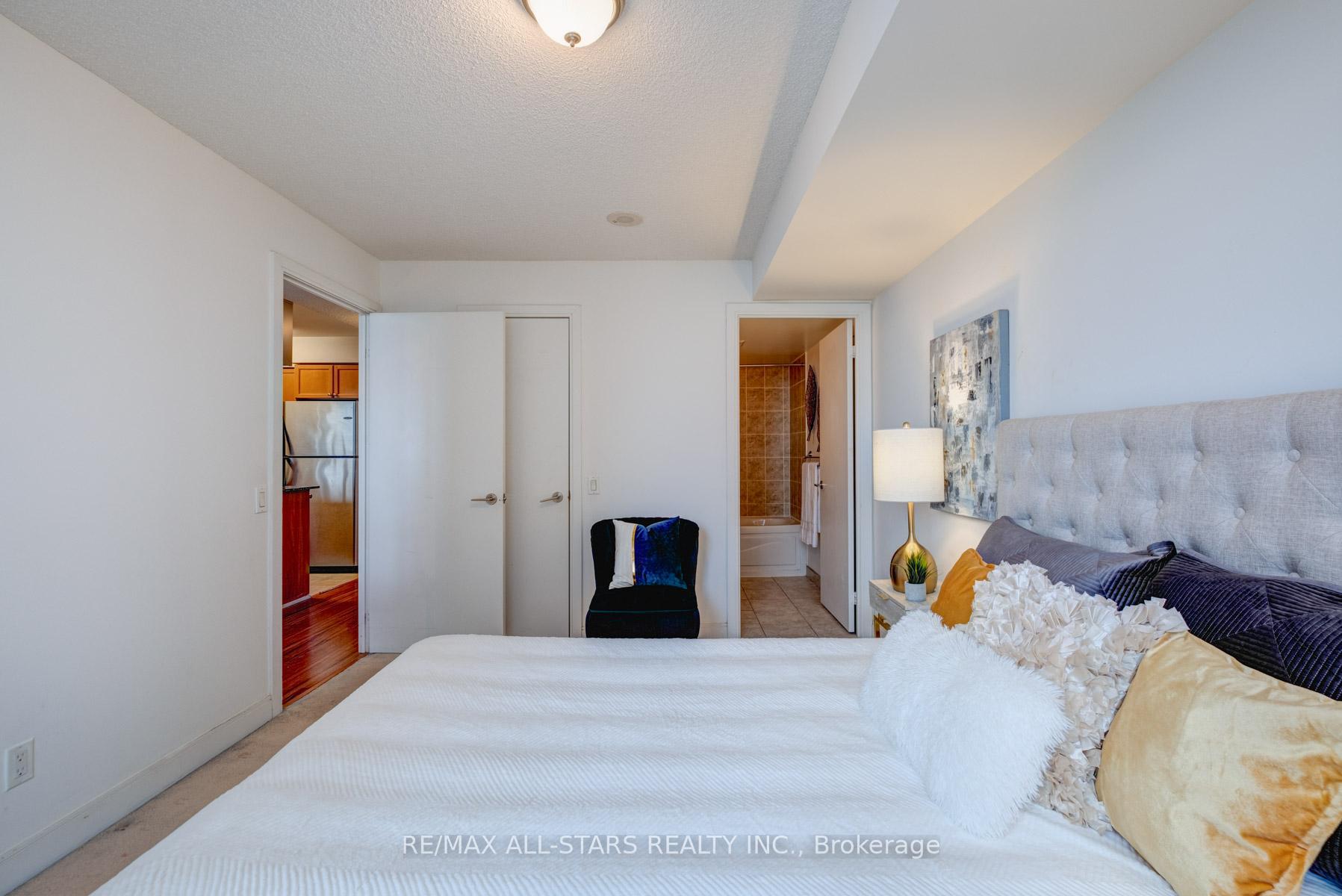 2 Bedrooms Condo at 35 Viking, Toronto For sale