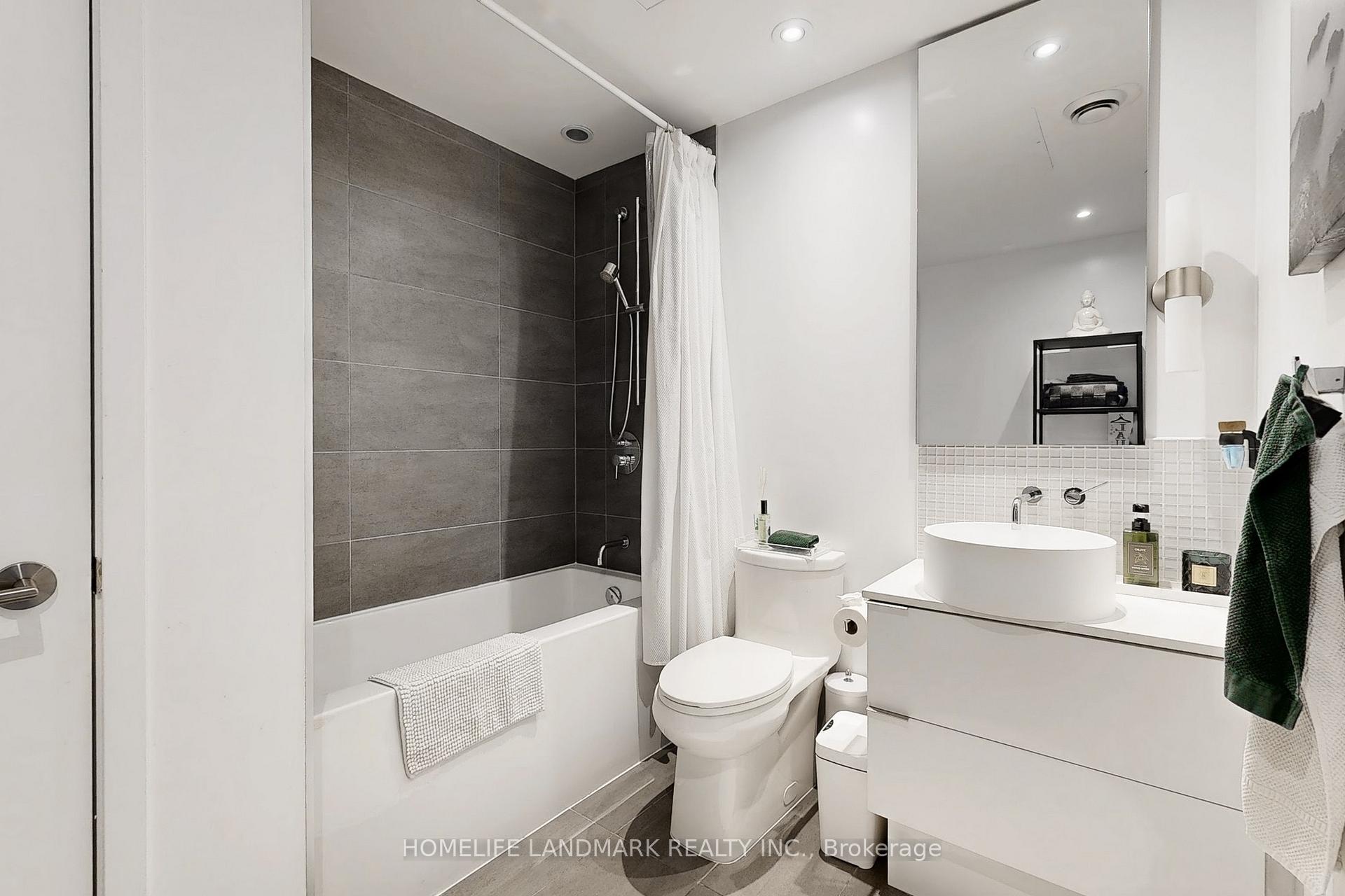 2 Bedrooms Condo at 185 Roehampton, Toronto For sale