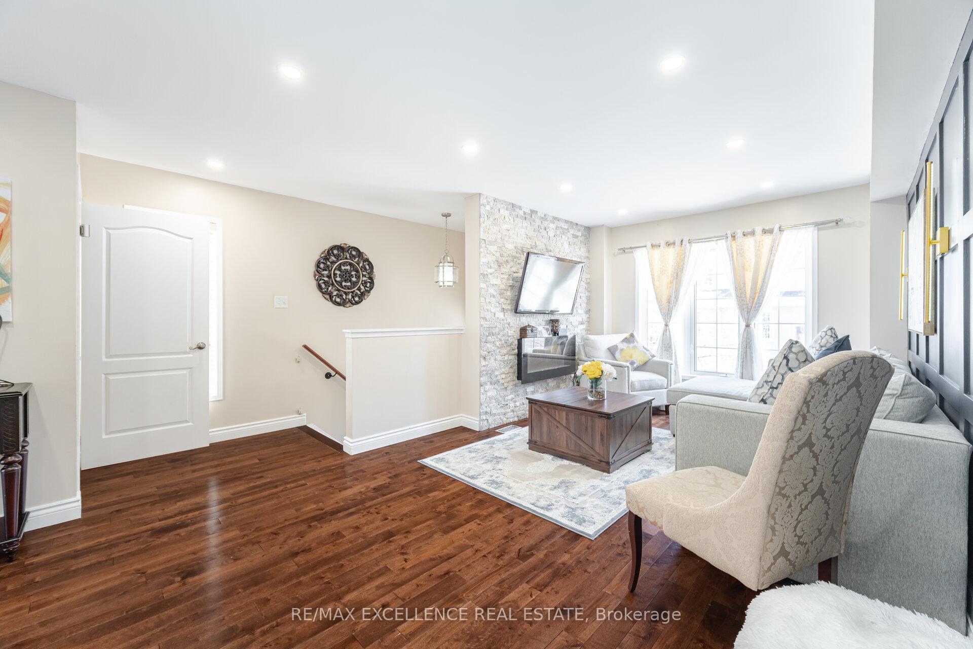 3 Bedrooms Condo at 4950 Albina, Mississauga For sale