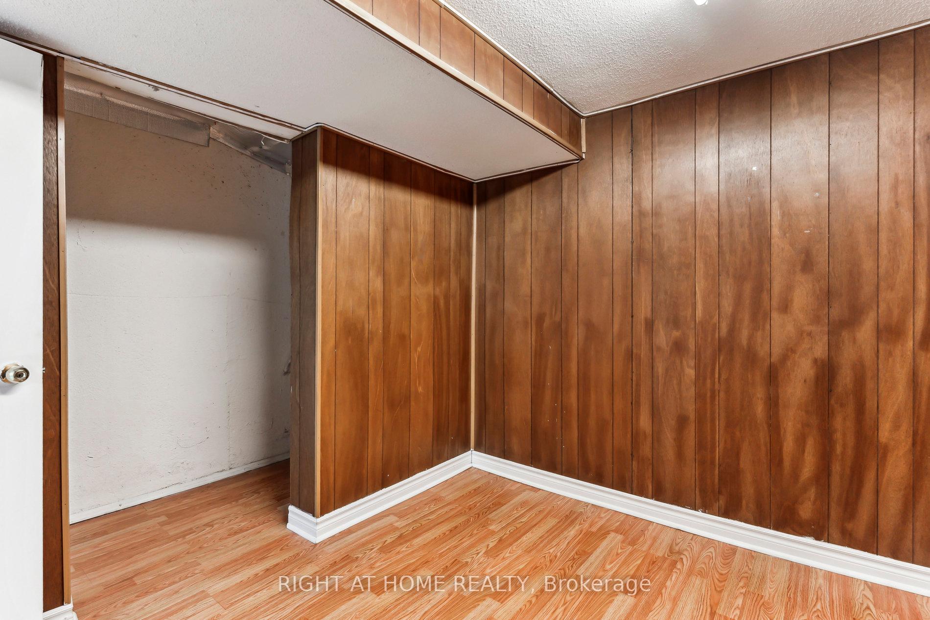 6 Bedrooms Condo at 44 Chester Le, Toronto For sale