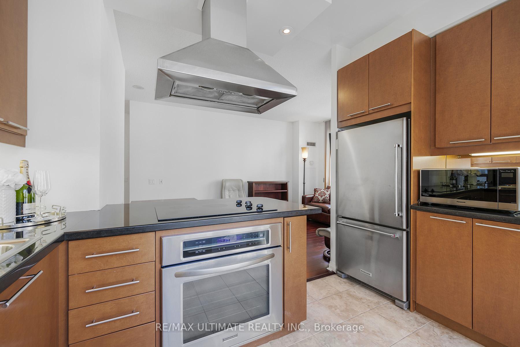 2 Bedrooms Condo at 1121 Bay, Toronto For sale