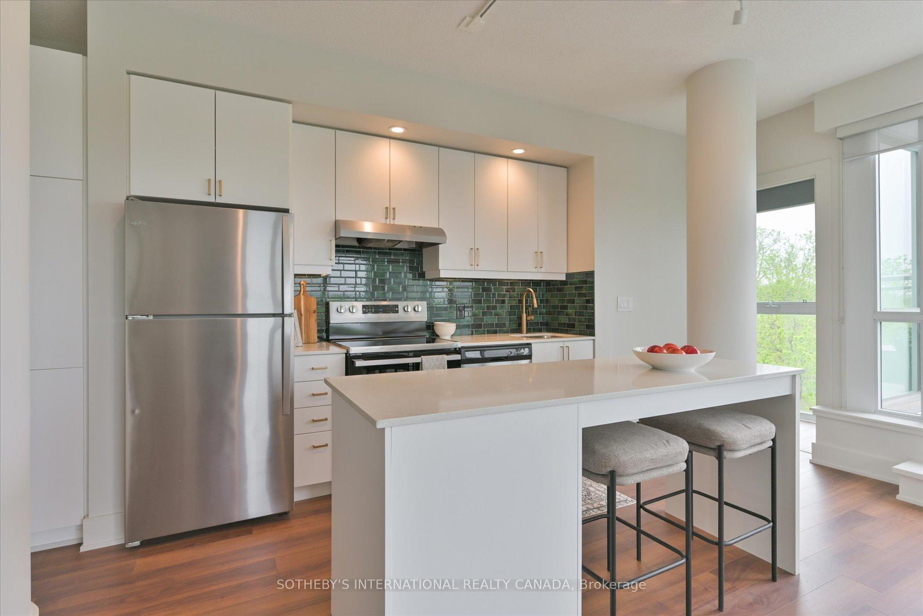 2 Bedrooms Condo at 5260 Dundas, Burlington For sale