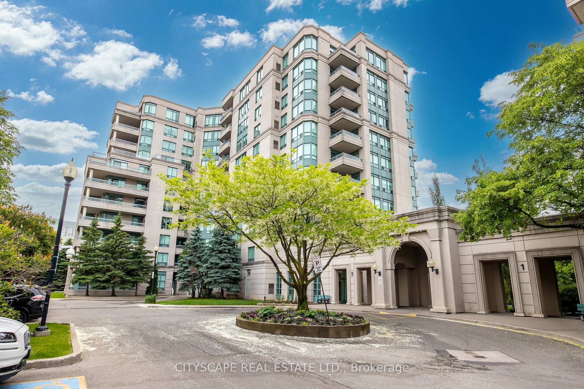 2 Bedrooms Condo at 5 Emerald, Vaughan For sale
