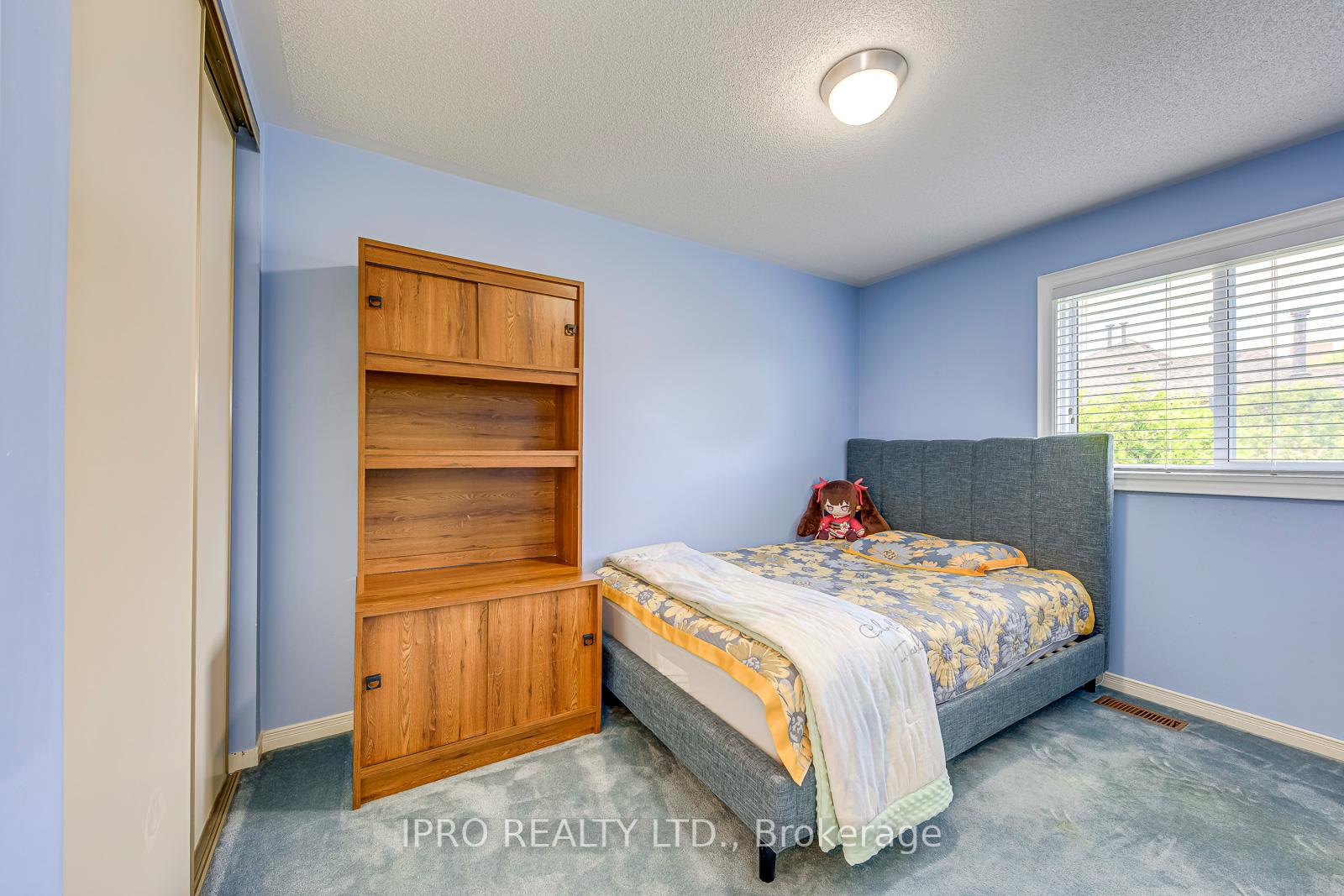 3 Bedrooms Condo at 2051 MERCHANTS, Oakville For sale