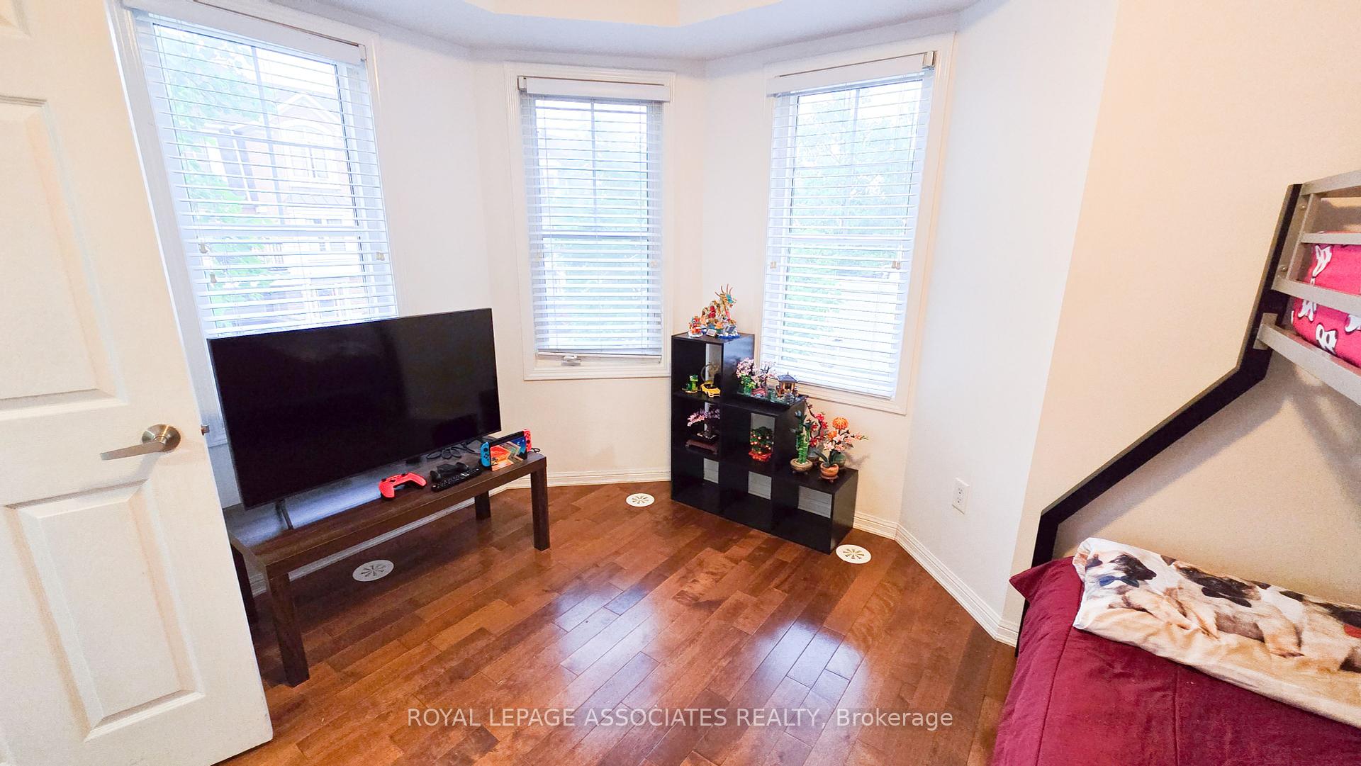 2 Bedrooms Condo at 50 Mendelssohn, Toronto For sale