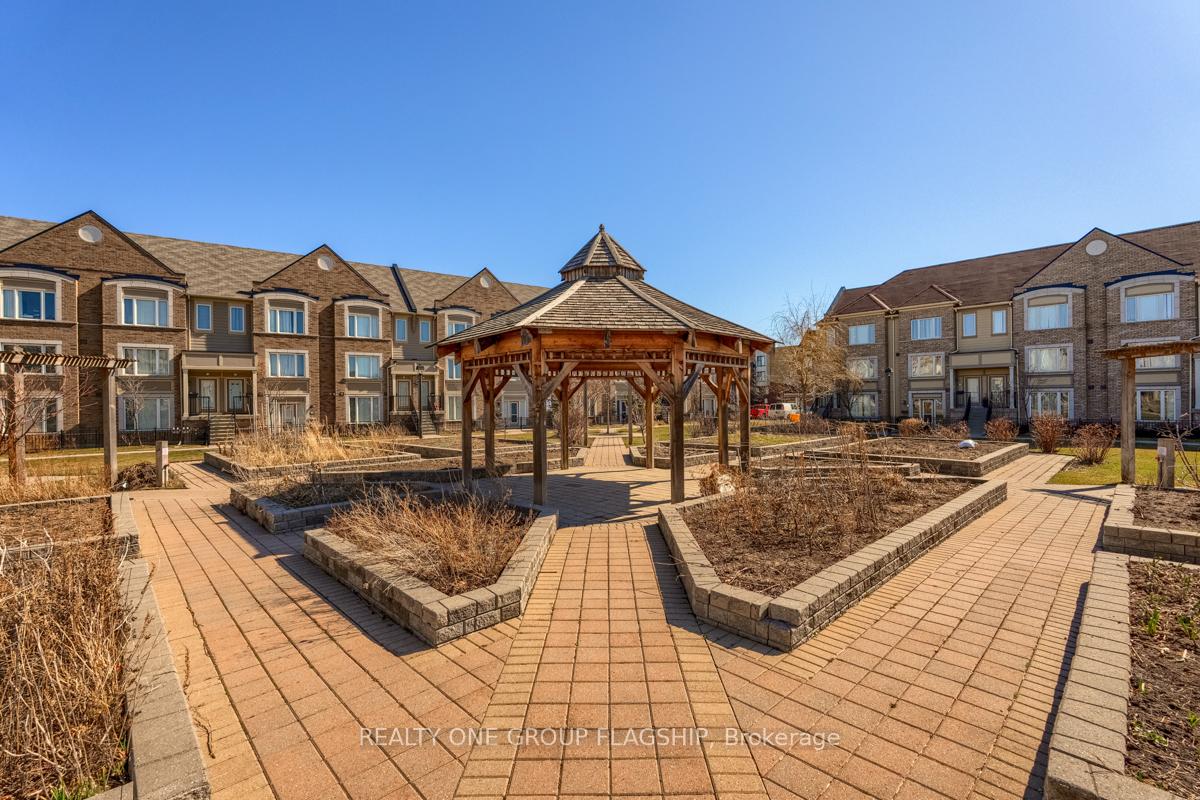 3 Bedrooms Condo at 3185 Boxford,  Mississauga For sale