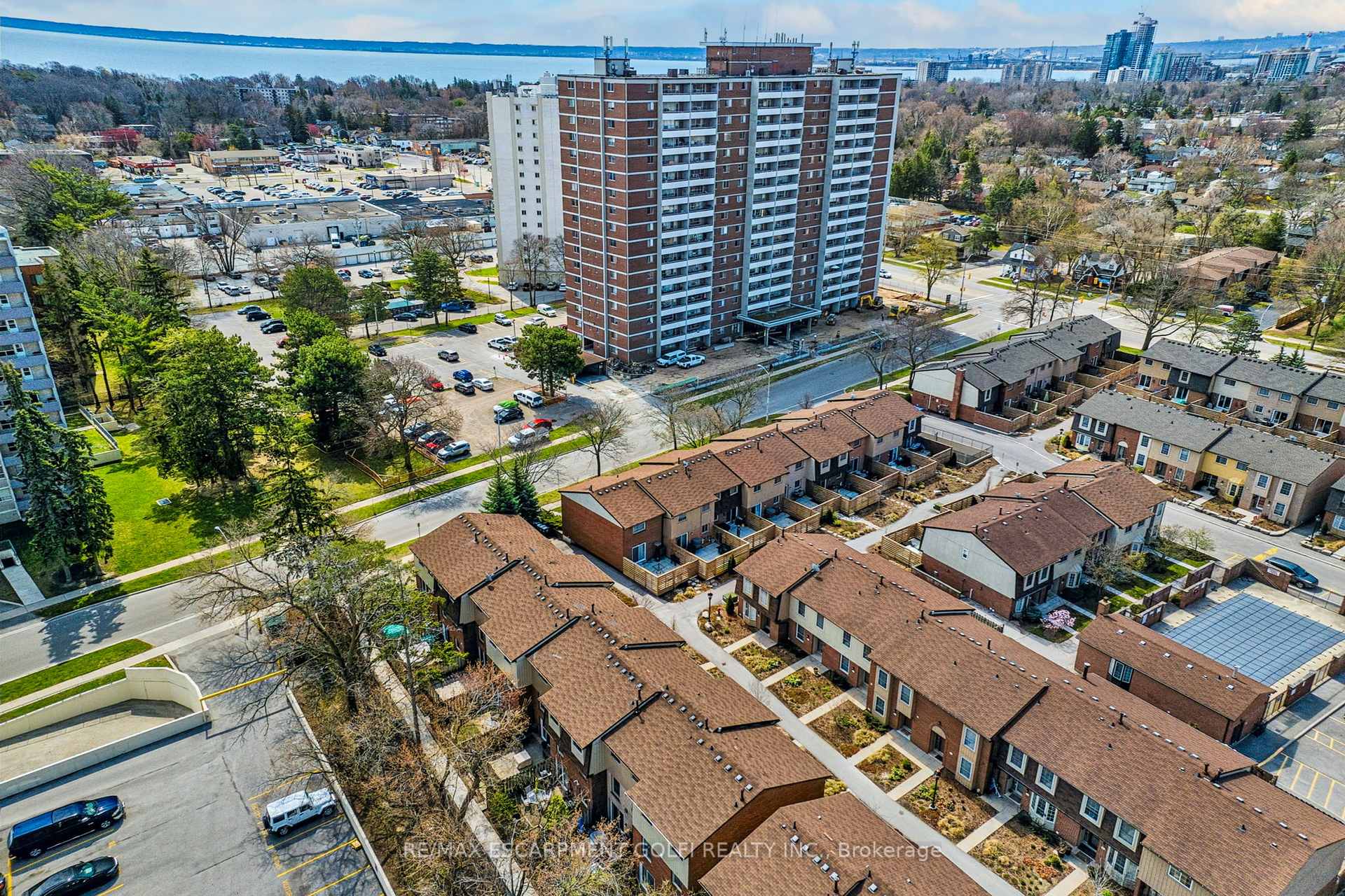 4 Bedrooms Condo at 3041 Glencrest,  Burlington For sale