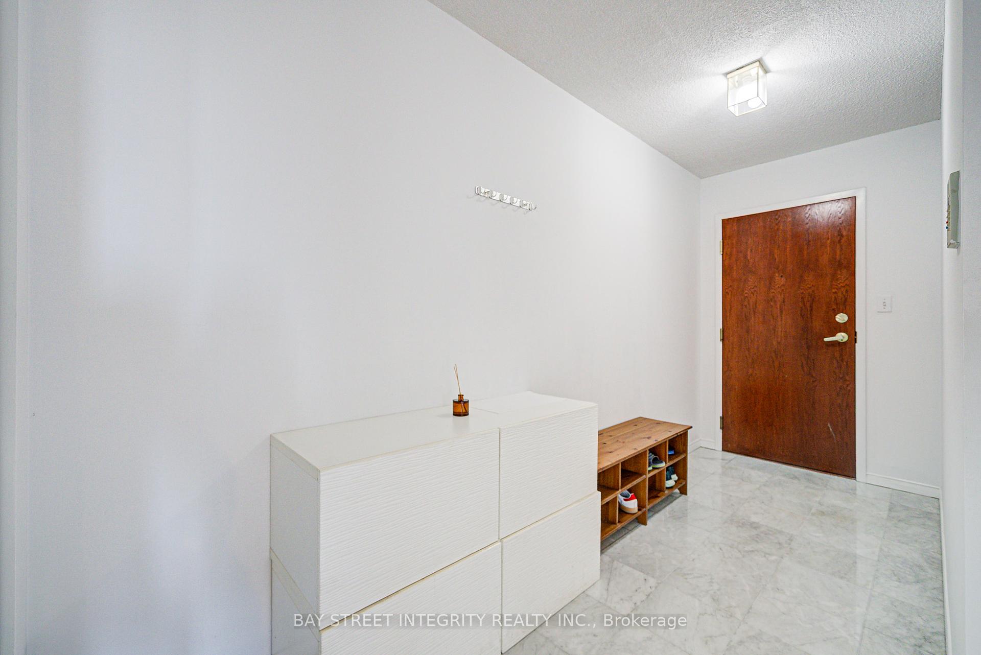 2 Bedrooms Condo at 18 Hillcrest,  Toronto For sale