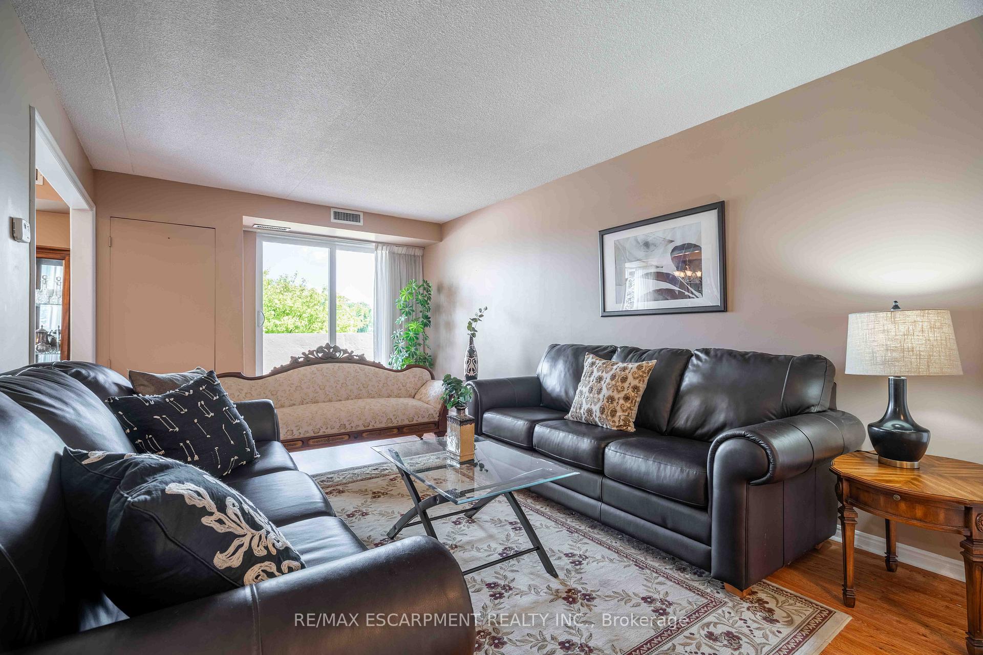 2 Bedrooms Condo at 416 Limeridge, Hamilton For sale