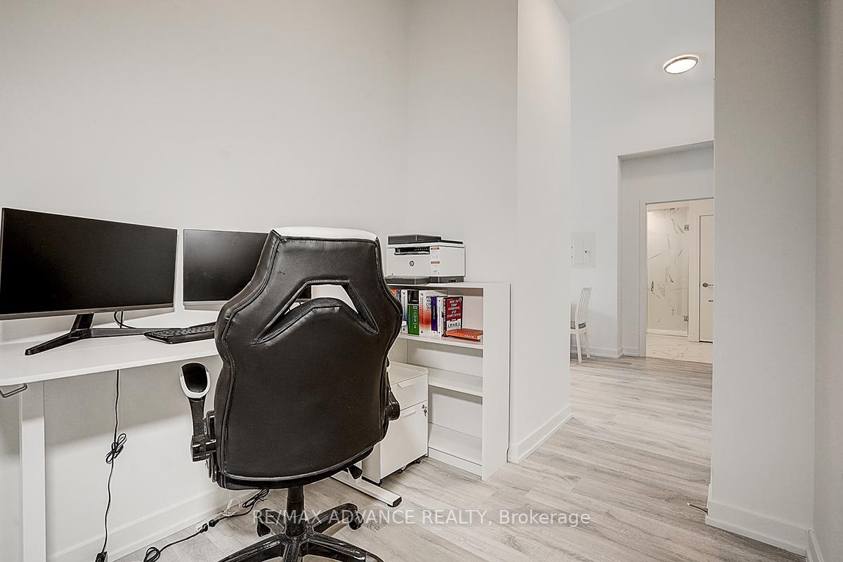 2 Bedrooms Condo at 7 Golden Lion, Toronto For sale