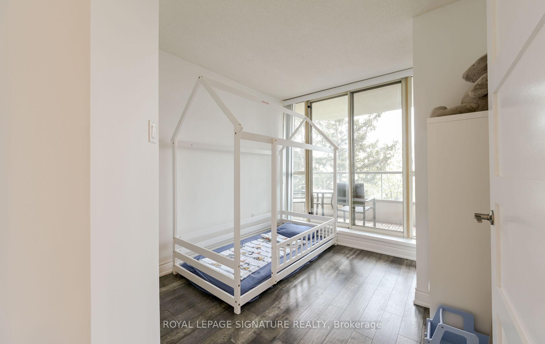2 Bedrooms Condo at 75 King, Mississauga For sale