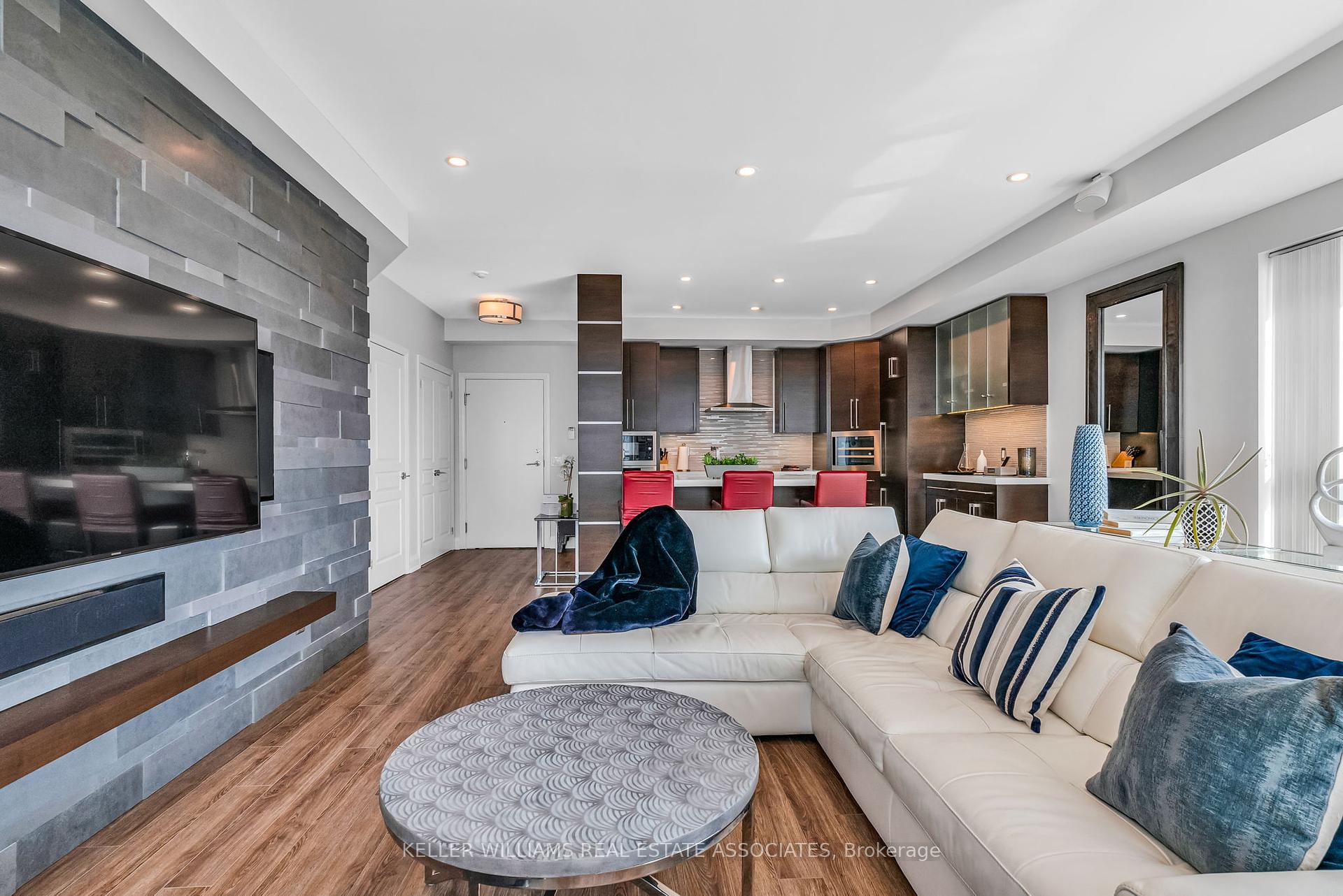 2 Bedrooms Condo at 1 Hurontario, Mississauga For sale