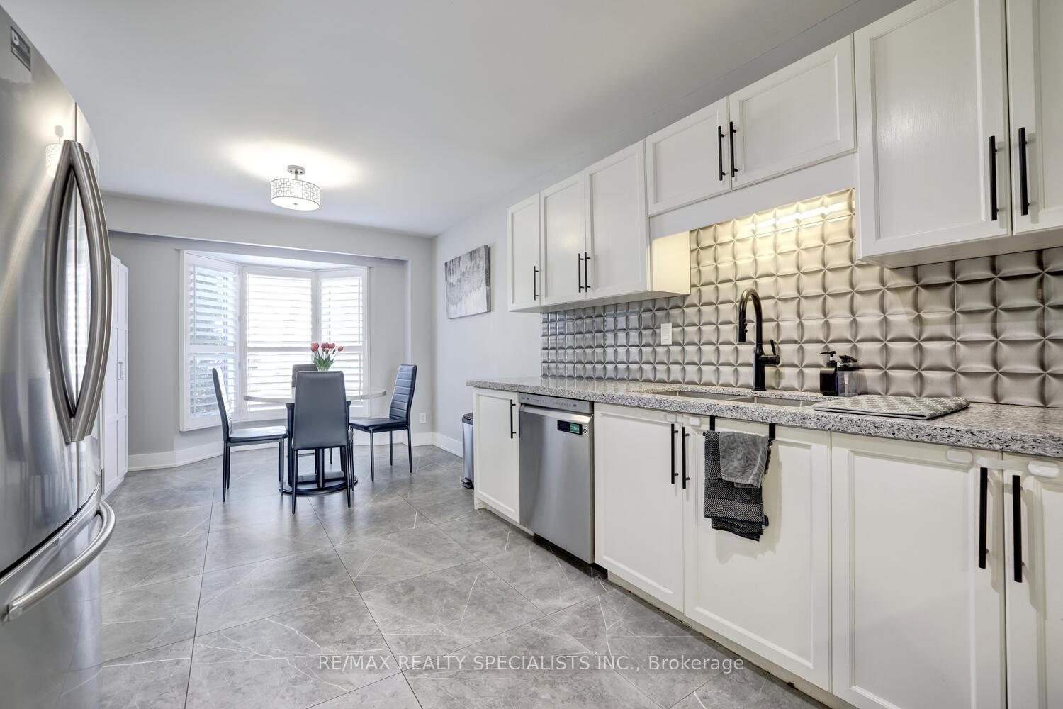 3 Bedrooms Condo at 3265 South Millway, Mississauga For sale