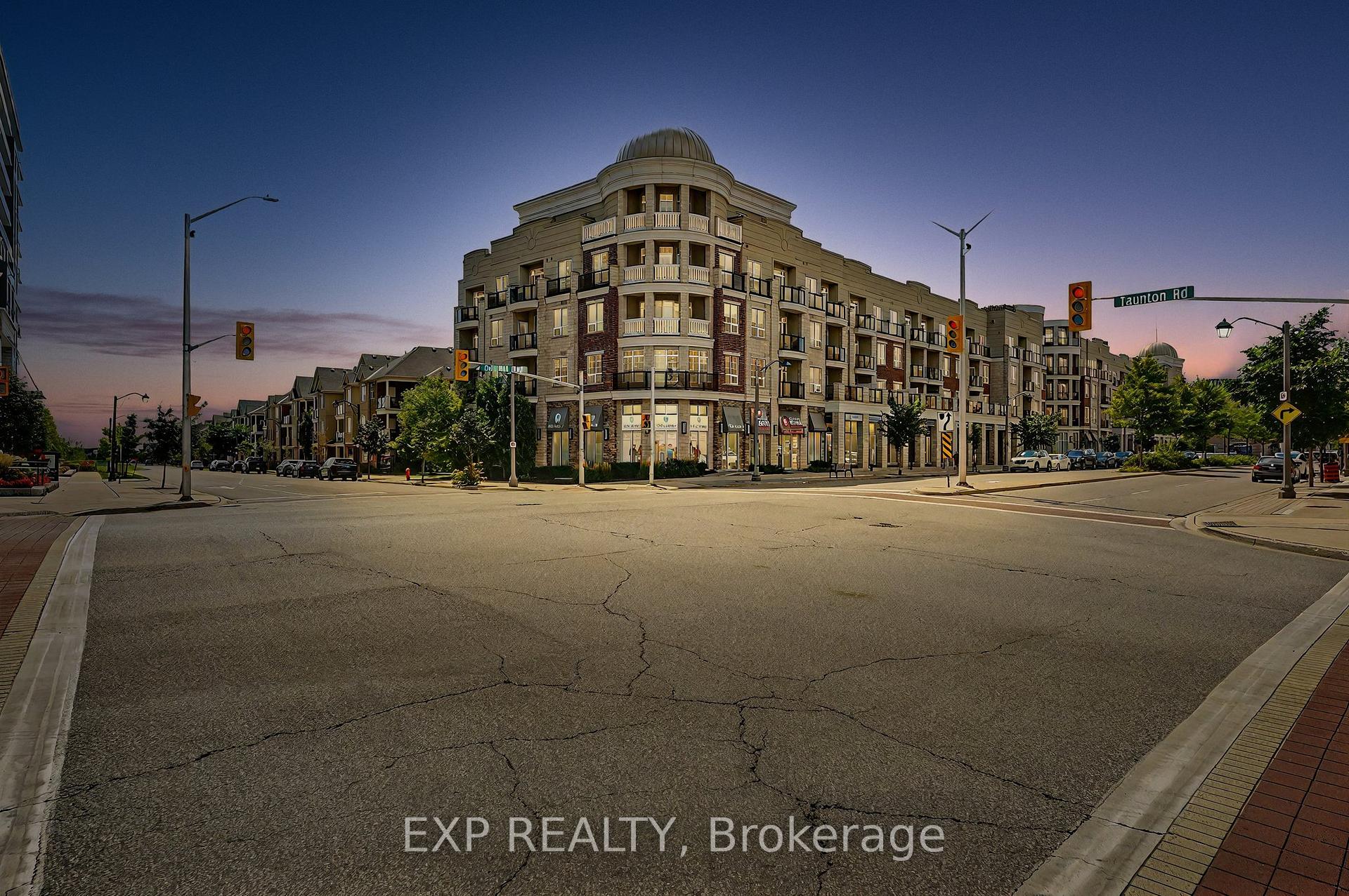 3 Bedrooms Condo at 216 Oak Park, Oakville For sale