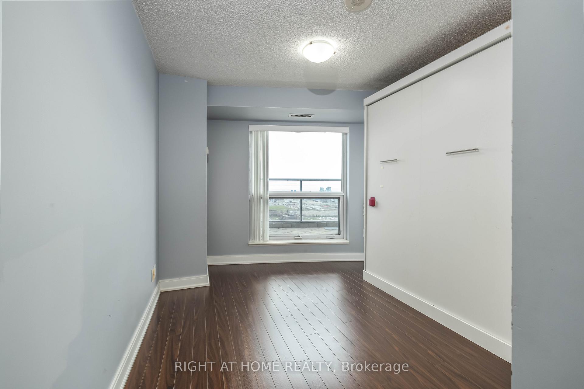 3 Bedrooms Condo at 125 Village Green,  Toronto For sale
