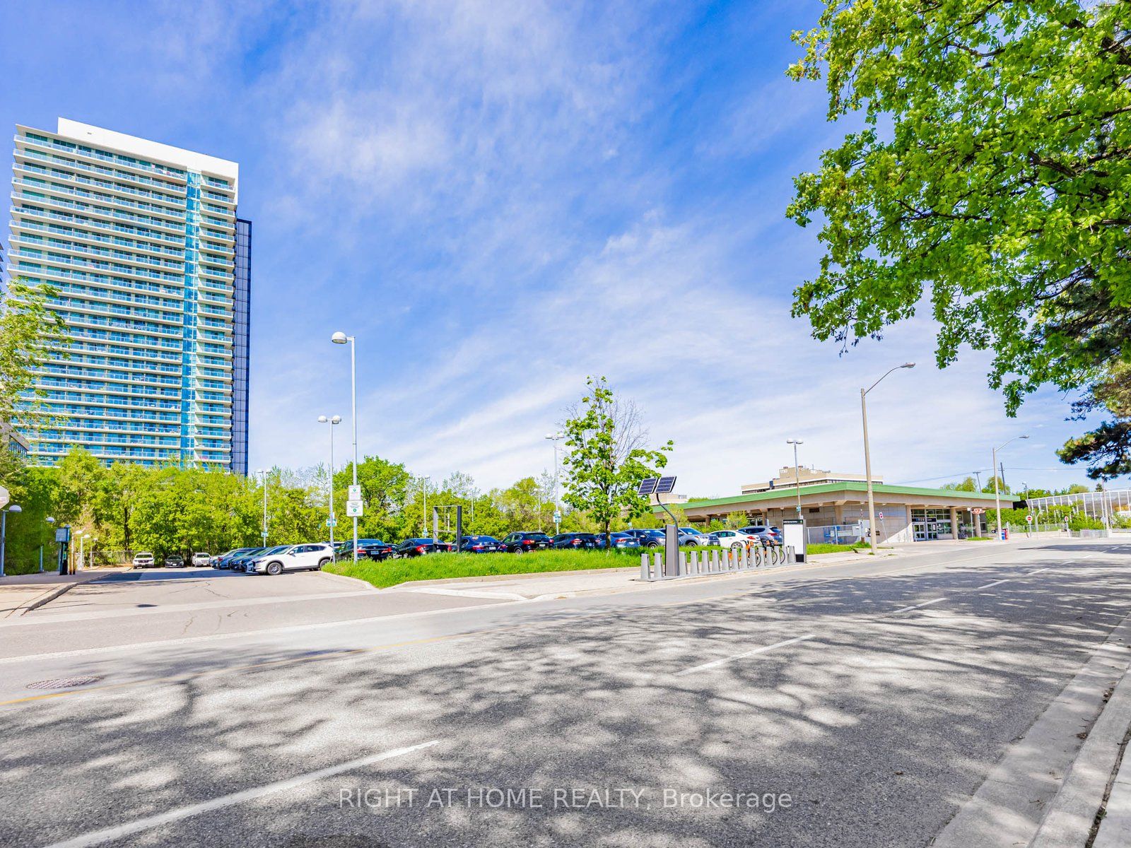 2756 Old Leslie Street, #811