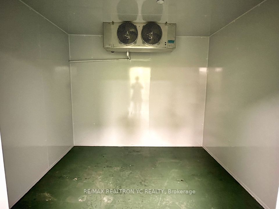 https://trreb-image.ampre.ca/-8NObbYAZN3XQP2-Rp3O88NQvn7L6i9XJRGWyufhcpY/rs:fit:960:960/wm:.5:so:0:50:.4/wmsh:10/wmt:PHNwYW4gZm9yZWdyb3VuZD0nd2hpdGUnIGZvbnQ9JzY4Jz5SRS9NQVggUkVBTFRST04gWUMgUkVBTFRZLCBCcm9rZXJhZ2U8L3NwYW4-/L3RycmViL2xpc3RpbmdzLzQwLzQwLzg5LzY5L3AvZmRjNTNiZjQtNTRiOC00ZGIzLWEwN2MtNmNhZGQxY2M5YjI4LmpwZw.jpg