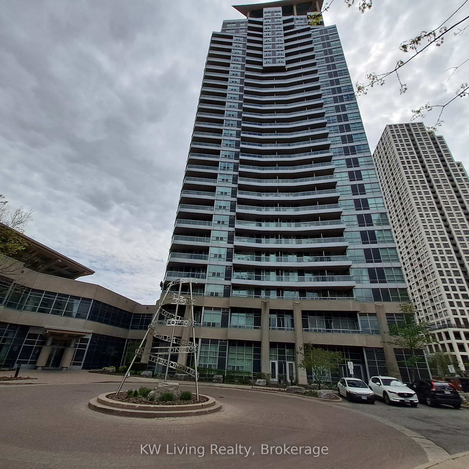 2 Bedrooms Condo at 33 Elm, Mississauga For sale