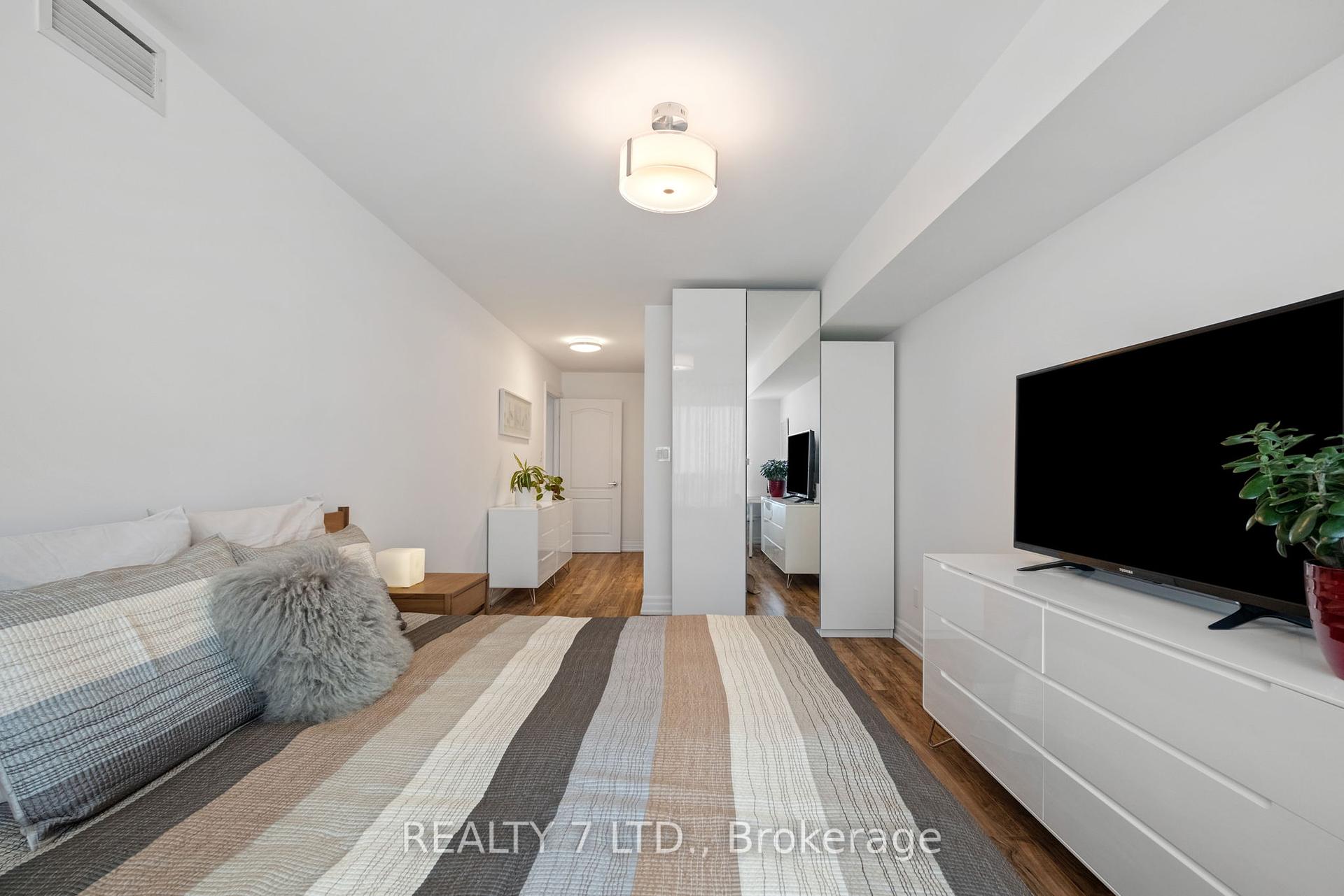 2 Bedrooms Condo at 850 Steeles, Vaughan For sale