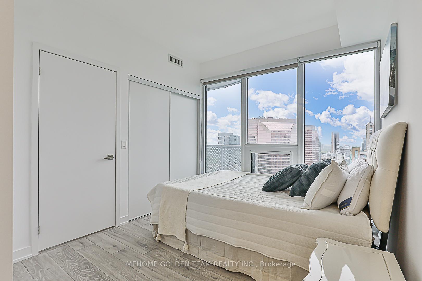 3 Bedrooms Condo at 15 Holmes, Toronto For sale