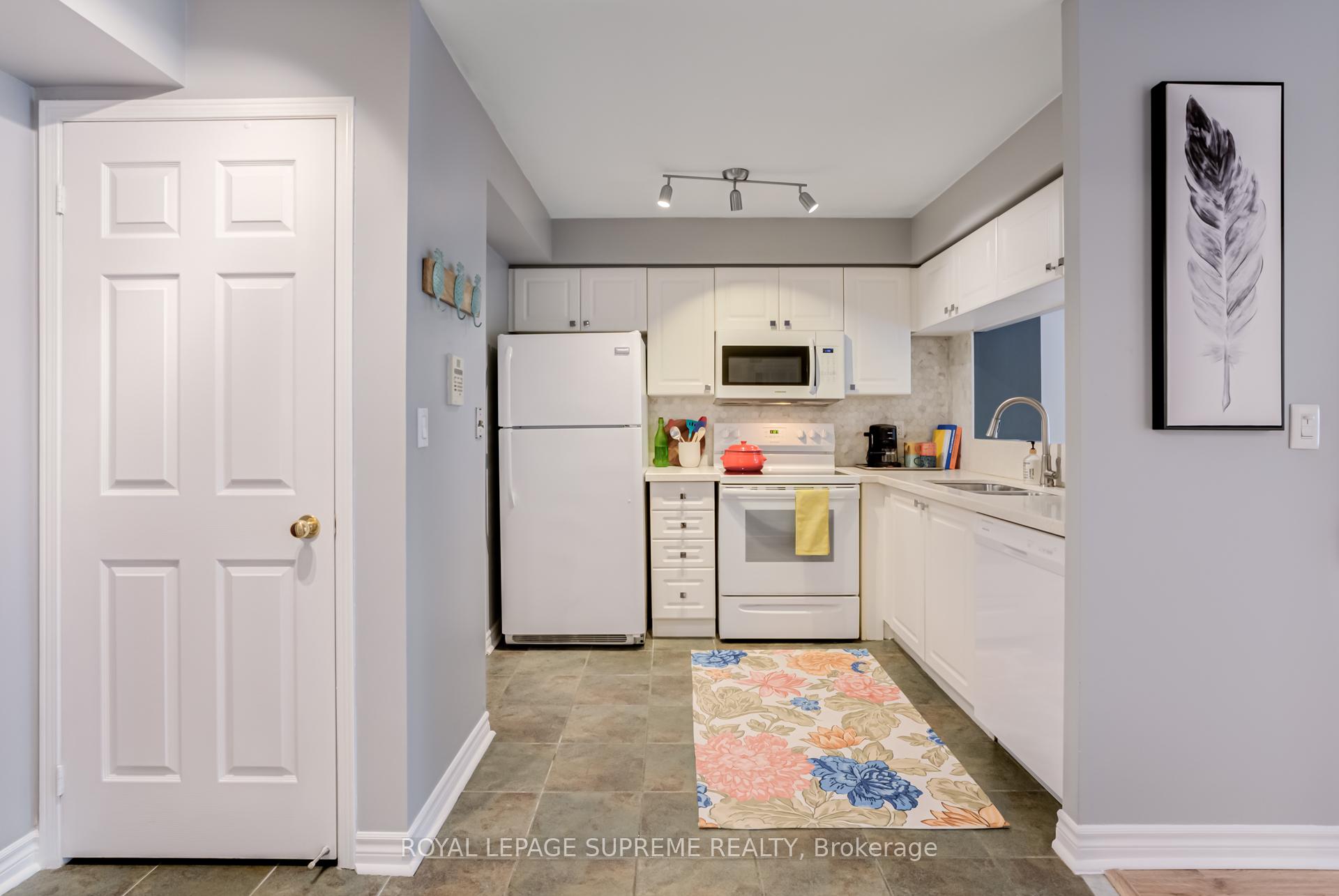 2 Bedrooms Condo at 190 Manitoba, Toronto For sale