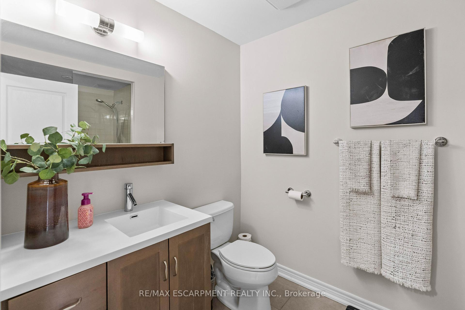 3 Bedrooms Condo at 215 Dundas, Hamilton For sale