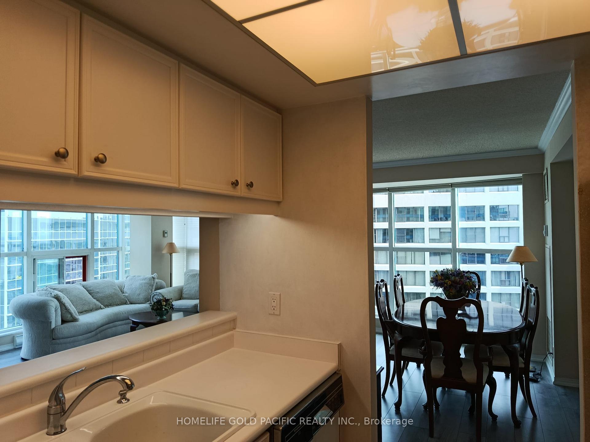 2 Bedrooms Condo at 77 Harbour, Toronto For sale
