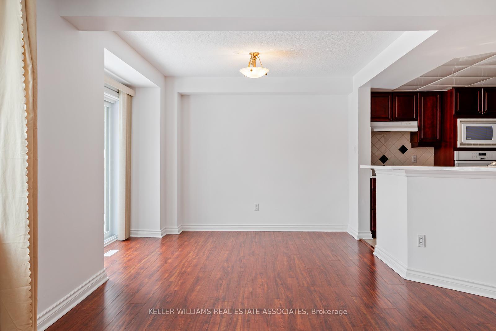 3 Bedrooms Condo at 5480 Glen Erin, Mississauga For sale