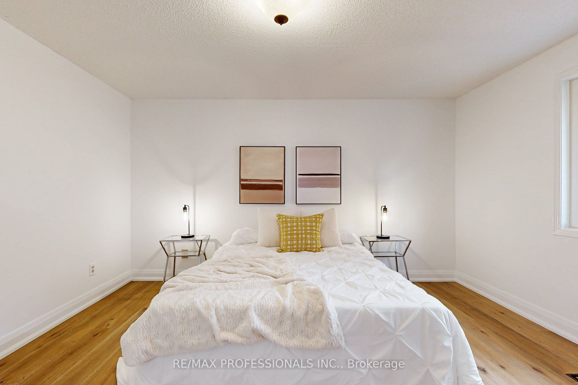 1327 Greenwood Crescent