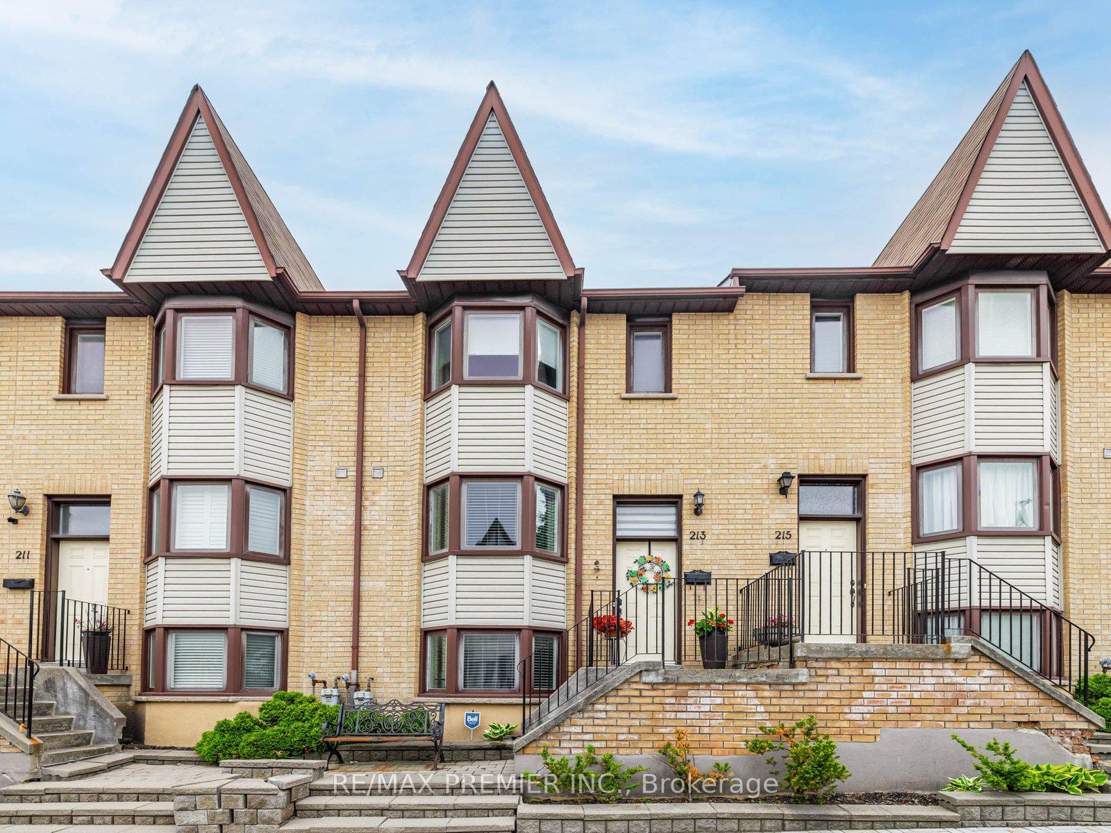 3 Bedrooms Condo at 213 Woodbridge, Vaughan For sale