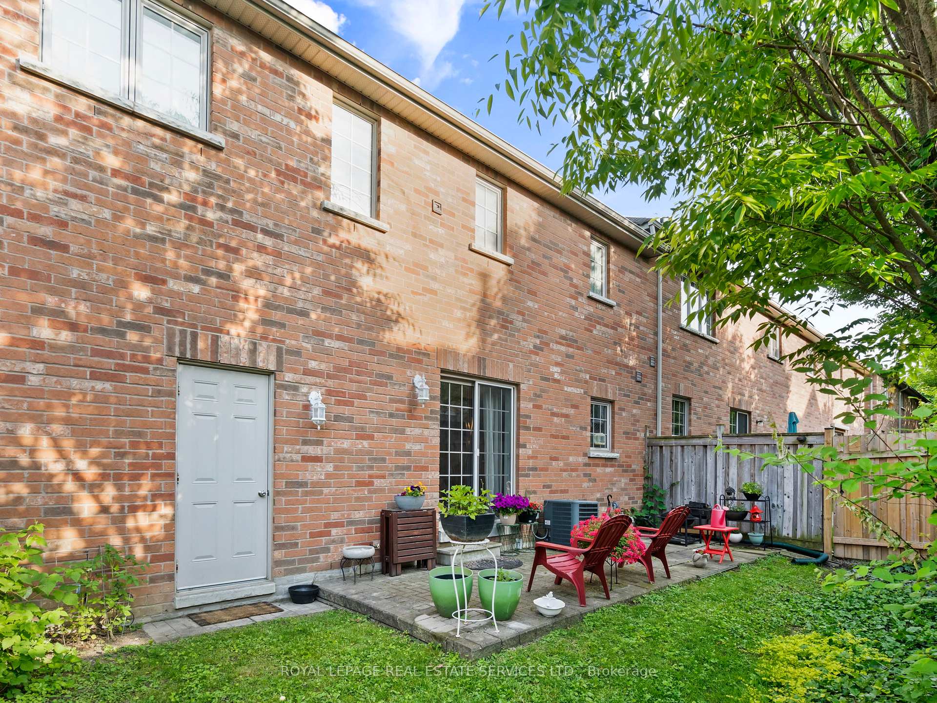 3 Bedrooms Condo at 3040 Fifth, Mississauga For sale
