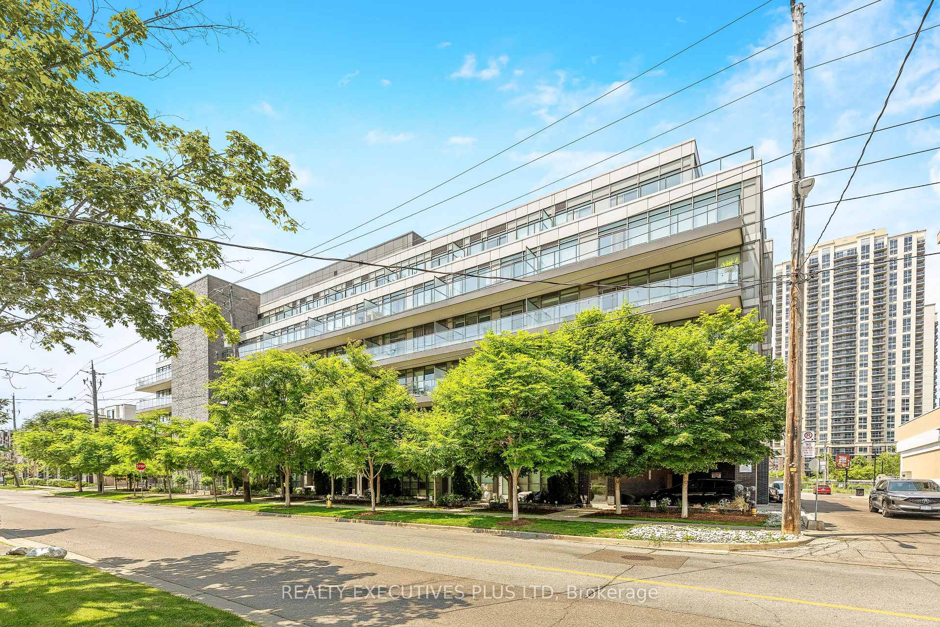 3 Bedrooms Condo at 8 Fieldway, Toronto For sale
