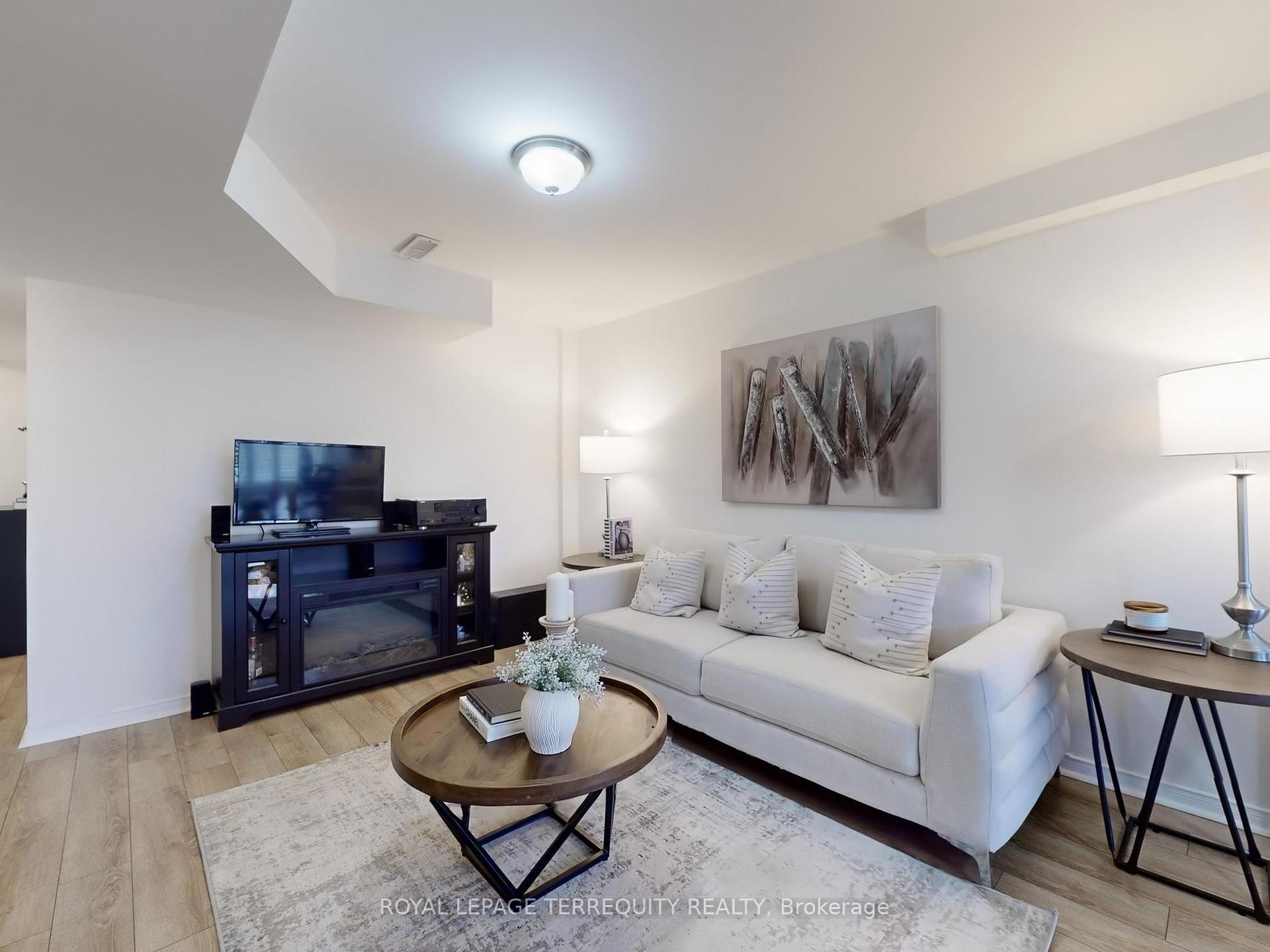 4 Bedrooms Condo at 6399 Spinnaker,  Mississauga For sale