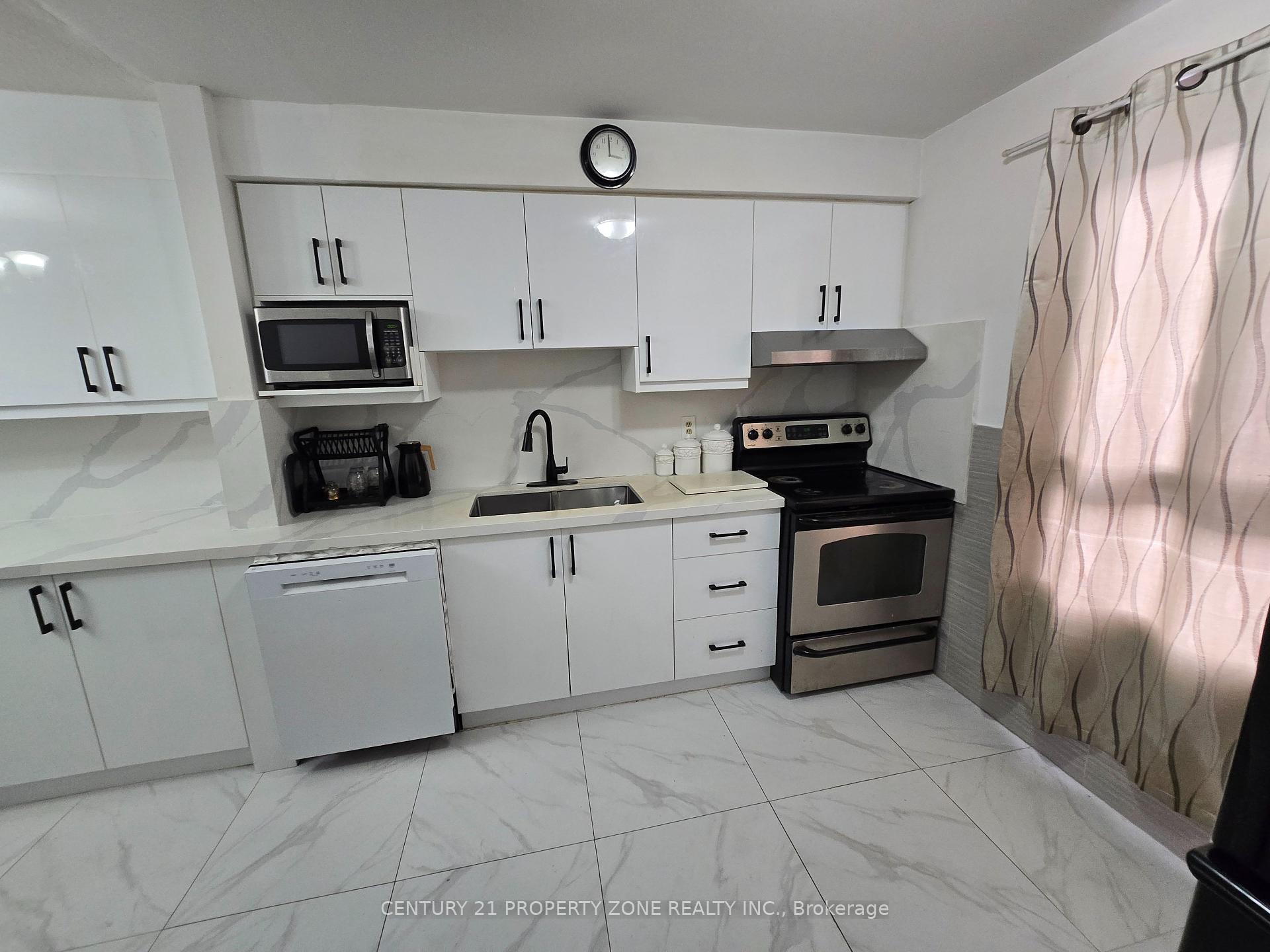 4 Bedrooms Condo at 3175 Kirwin, Mississauga For sale