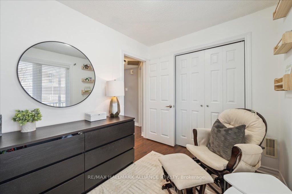 2 Bedrooms Condo at 1701 Lampman, Burlington For sale