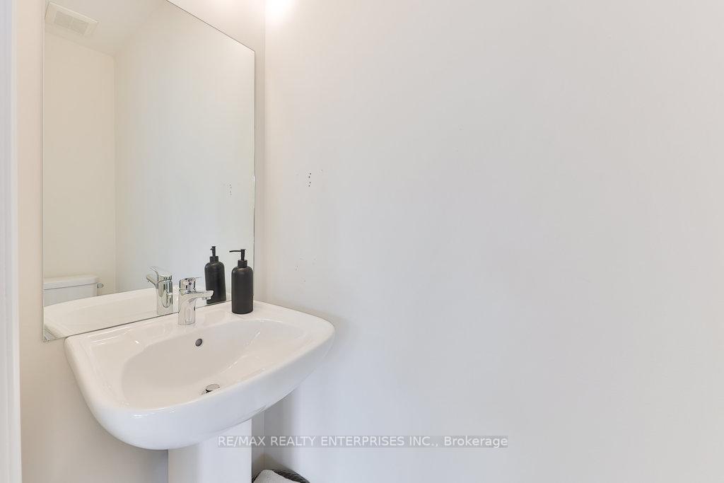 2 Bedrooms Condo at 657 Cricklewood, Mississauga For sale