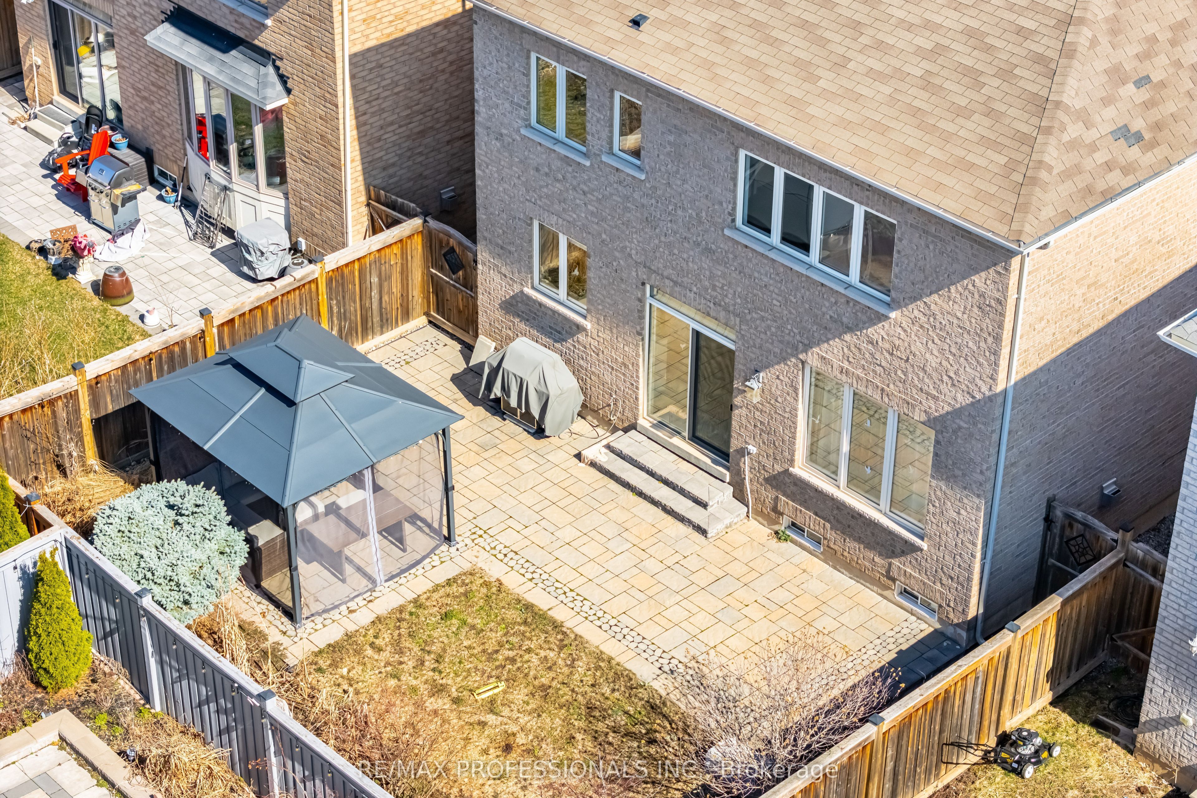 35 Lampman Crescent