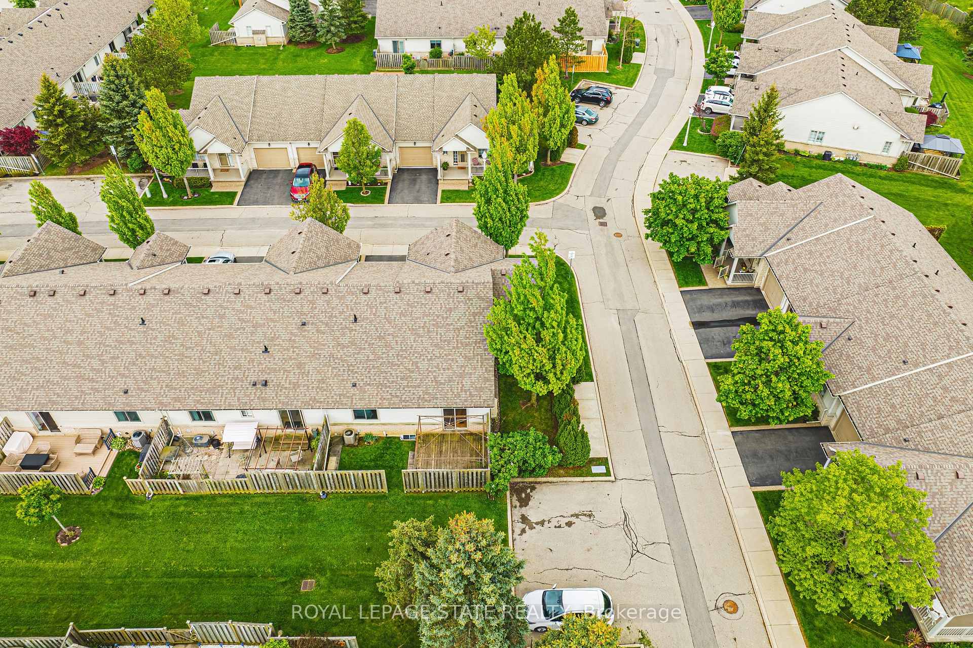 2 Bedrooms Condo at 130 Southbrook, Hamilton For sale