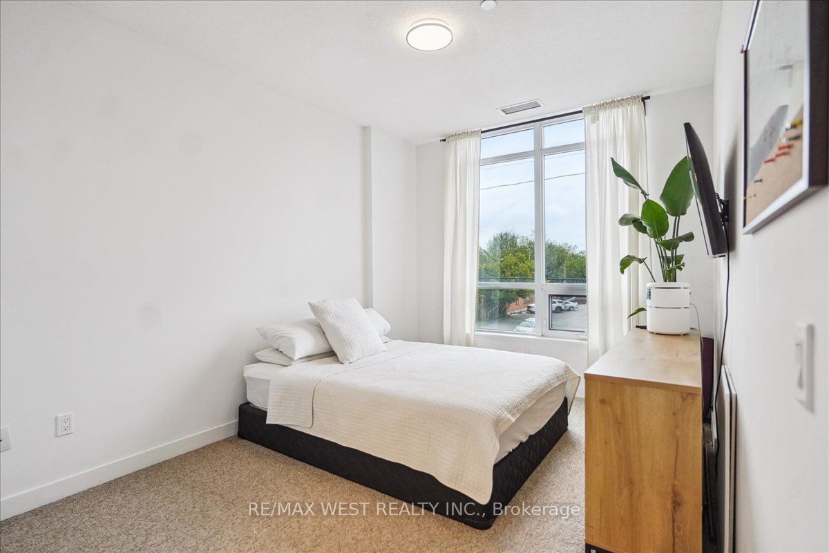 1010 Dundas Street E, #211