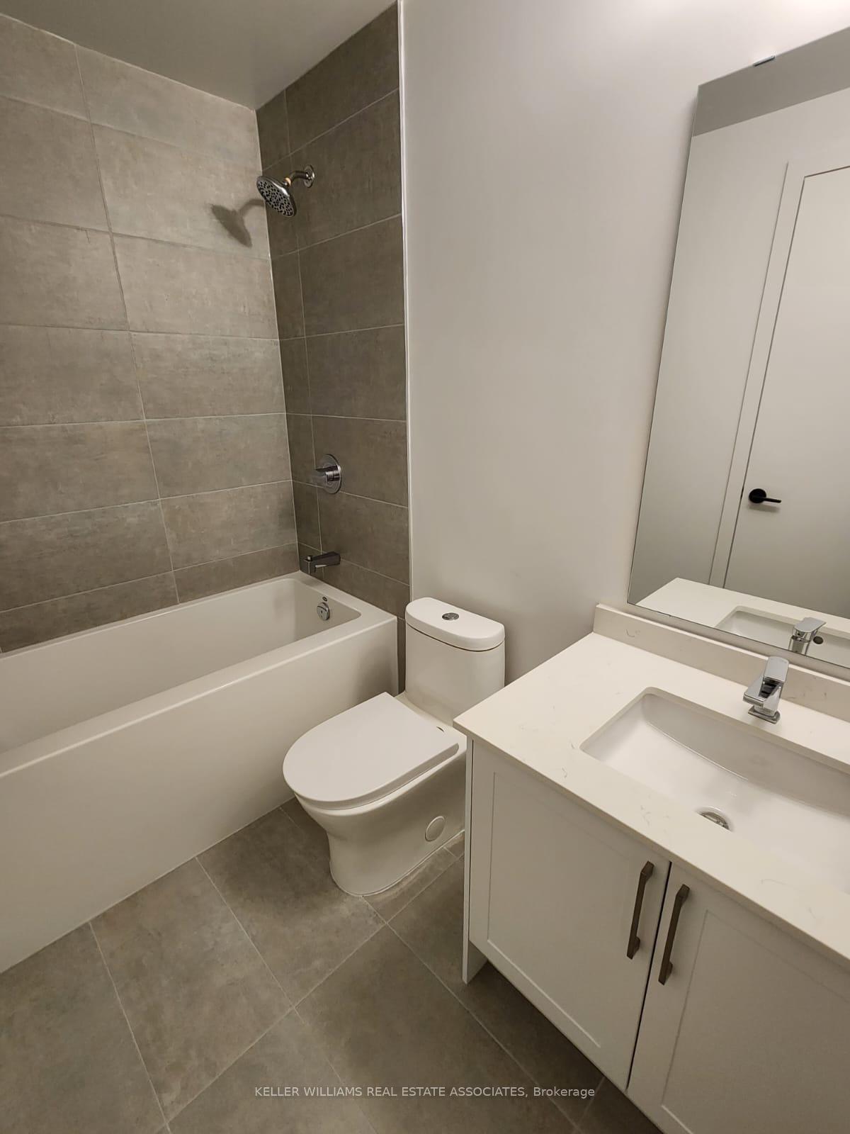 2 Bedrooms Condo at 2450 Old Bronte, Oakville For sale