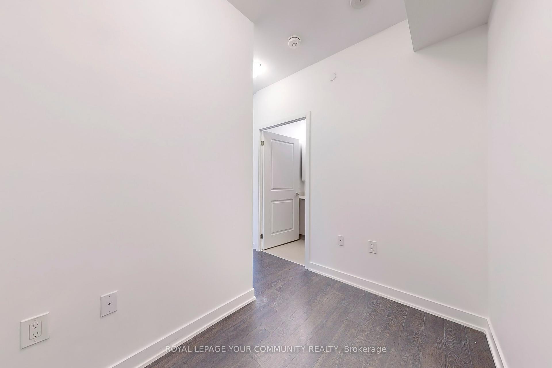 2 Bedrooms Co-op at 100 Eagle Rock, Vaughan For sale